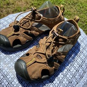 Keen- Brown- Size 4